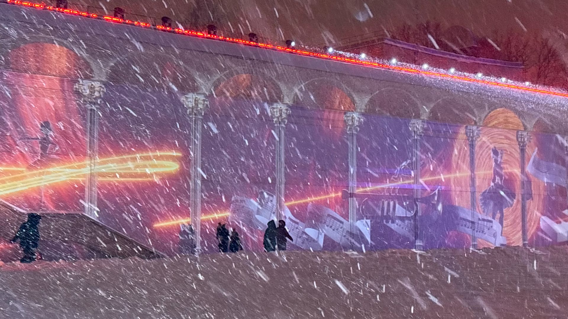 Мультимедийное шоу на фасаде Дворца Пионеров на Воробьевых горах. смотреть онлайн