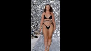 Плюс-сайз модель на подиуме