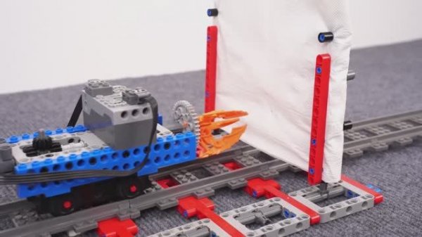 Лезвие пилы LEGO Train против двойных барьеров