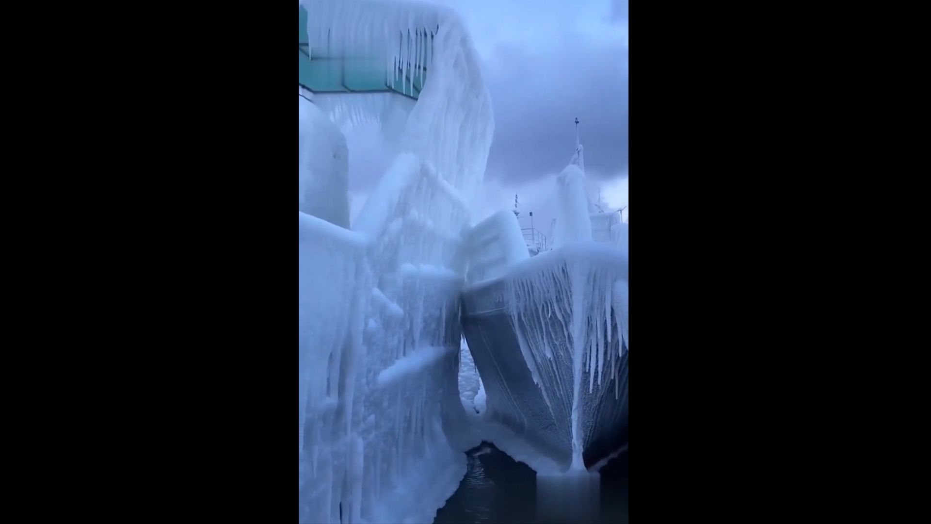 Замерзшие корабли после шторма на Байкале смотреть онлайн