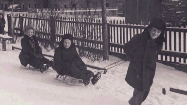 "В ПОСЛЕВОЕННОМ ПИТЕРЕ"... (Фото гр. "ЛЕНИНГРАДЕЦ") - Поёт Владимир НЕПЛЮЕВ) смотреть онлайн