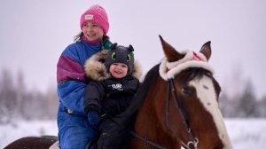 ЖИВЕМ В ЛЕСНОЙ ДЕРЕВНЕ. Откапываем дом от снега. Уборка на новом участке и новая кровать в доме