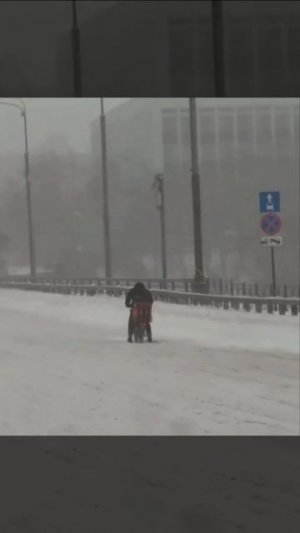 Курьер «Самоката», который ехал доставлять заказ сквозь сильную вьюгу. Москва