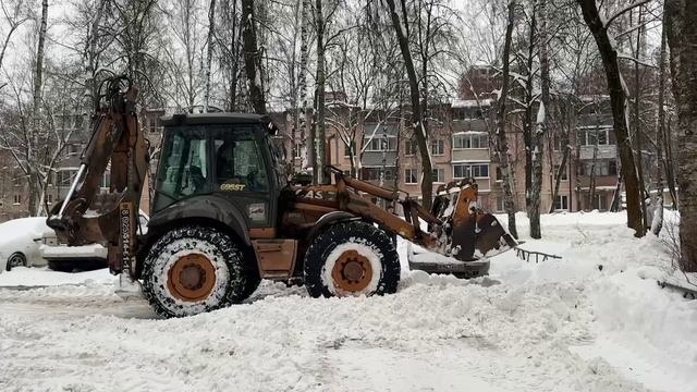Сотрудники МБУ «ЖЭУ Пушкино» убирают снег после снегопада смотреть онлайн