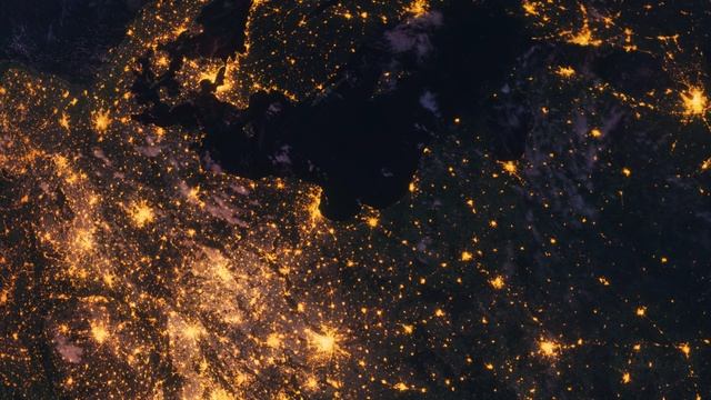 Бесплатное видео футаж, Планета Земля Ночью. Прибалтика Европа Вид из Космоса с Орбиты Ночной Глобус смотреть онлайн