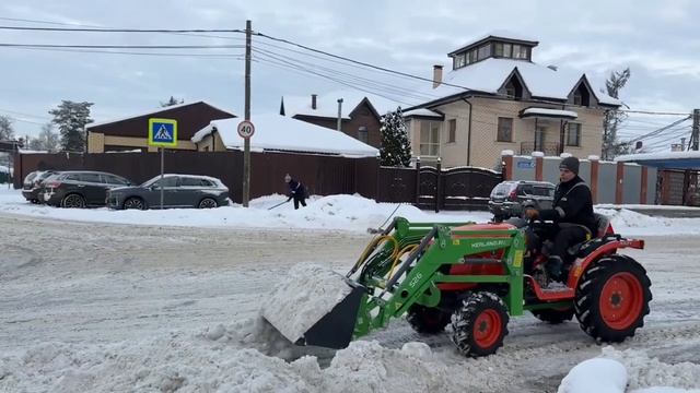 Уборка снега погрузчиком минитрактором Kubota смотреть онлайн