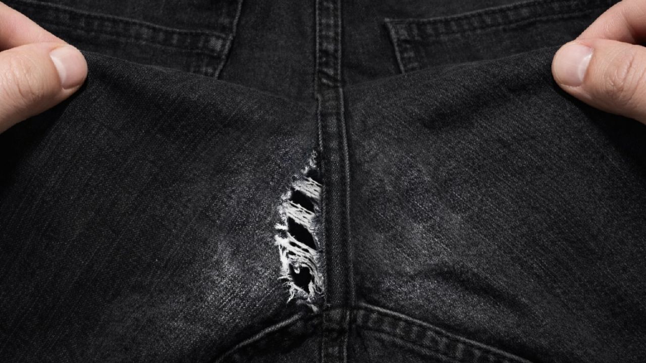 Как зашить дырку на джинсах между ног за 3 минуты — НЕЗАМЕТНО и КРЕПКО смотреть онлайн