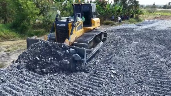 Perfect Finish! DH17C3 PRO Bulldozer Precisely Pushes Rock into Muddy Water with 25T Truck