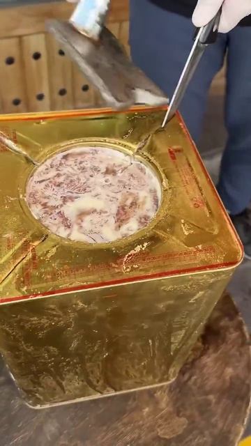 Как открывают мясные консервы для ресторана