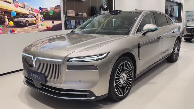 Флагманский седан Voyah Chase Light L смотреть онлайн