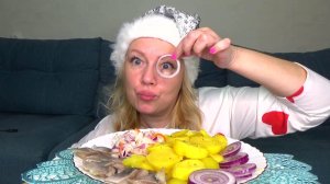Мукбанг картошка с селедкой, лучок и капуста квашеная. Еда.
