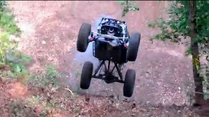 Офф-роуд 4x4, монстры бездорожья пытаются заехать на крутую гору.