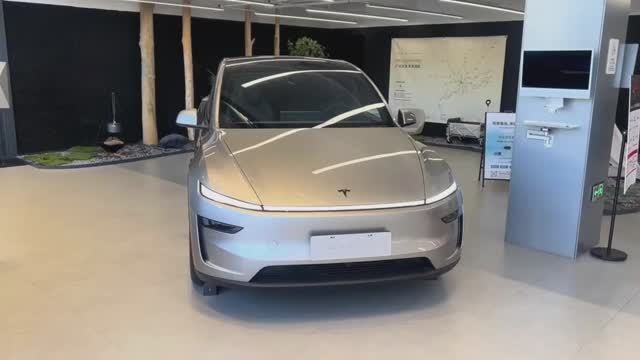 Tesla Model YL смотреть онлайн