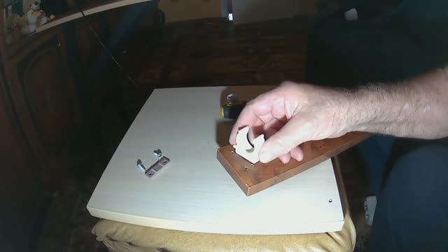 Чем заменить сломанную клипсу, если негде купить мебельную... смотреть онлайн