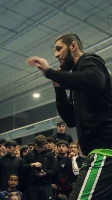 🤼Полный аншлаг на семинаре Хамзата Чимаева! Зал забит до отказа, люди стоят в проходах — когда Бо... смотреть онлайн