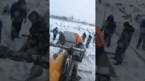 Вас приветствует ярославский JCB 🚜заливка трактором раствора😁ну и погодка конечно 🥴