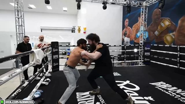 Блогер MMA Guru три раза рухнул, пытаясь сделать тейкдаун Арману Царукяну за 20К зелени. смотреть онлайн