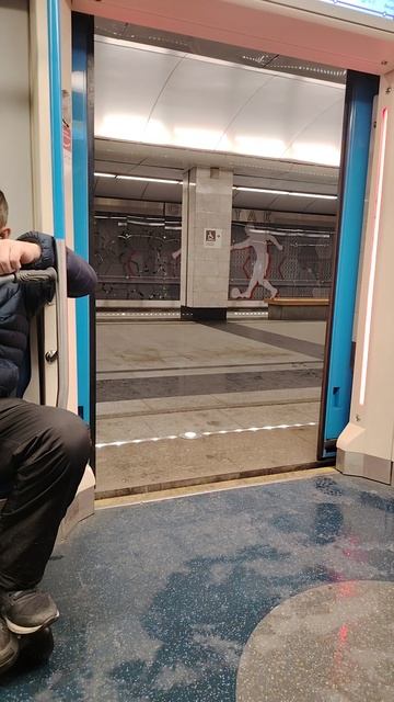 осторожно двери закрываются, следующая станция Щукинская, будьте вежливы уступать места.. смотреть онлайн