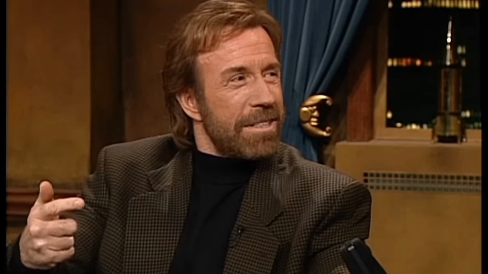 Классический бой Чака Норриса с Брюсом Ли | «Поздний вечер с Конаном О’Брайеном» смотреть онлайн