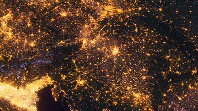 Бесплатное видео футаж Планета Земля Ночью Центральна Европа. Вид из Космоса с Орбиты. Ночной Глобус смотреть онлайн