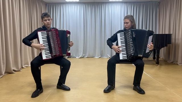 Дуэт аккордеонистов: Леонтьев Пётр,Митин Евгений
В. Власов 