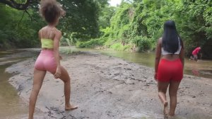 Невероятная рыбалка руками. Наловили рыбу и пожарили