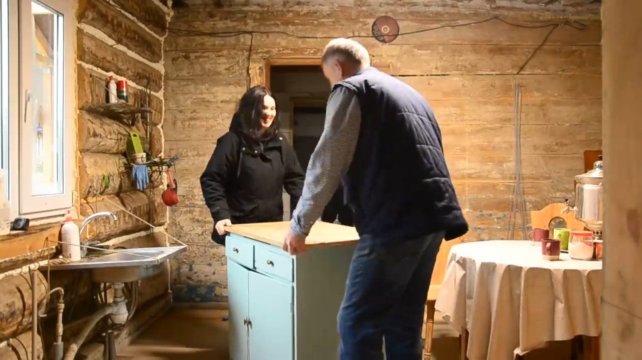 Загородная жизнь в Старом Лесном Доме. Ремонт кухни. Готовка на дровяной печи. смотреть онлайн