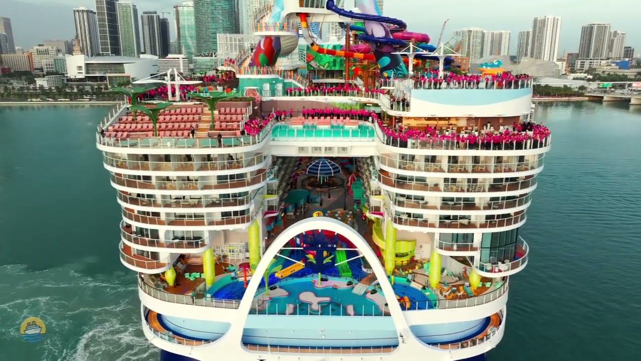 Красочный заход в порт Майами туристического лайнера Icon of the Seas смотреть онлайн