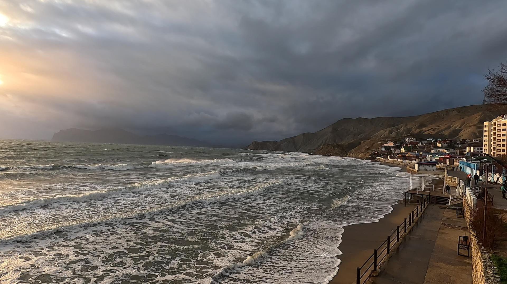 Крым НАКРЫЛ зимний шторм! Обстановка на пляжах в поселке Орджоникидзе! смотреть онлайн