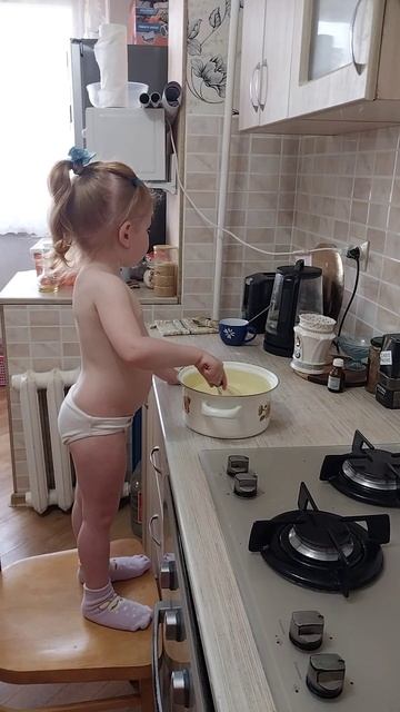 Тесто для блинов готовит, бабушке в помощь