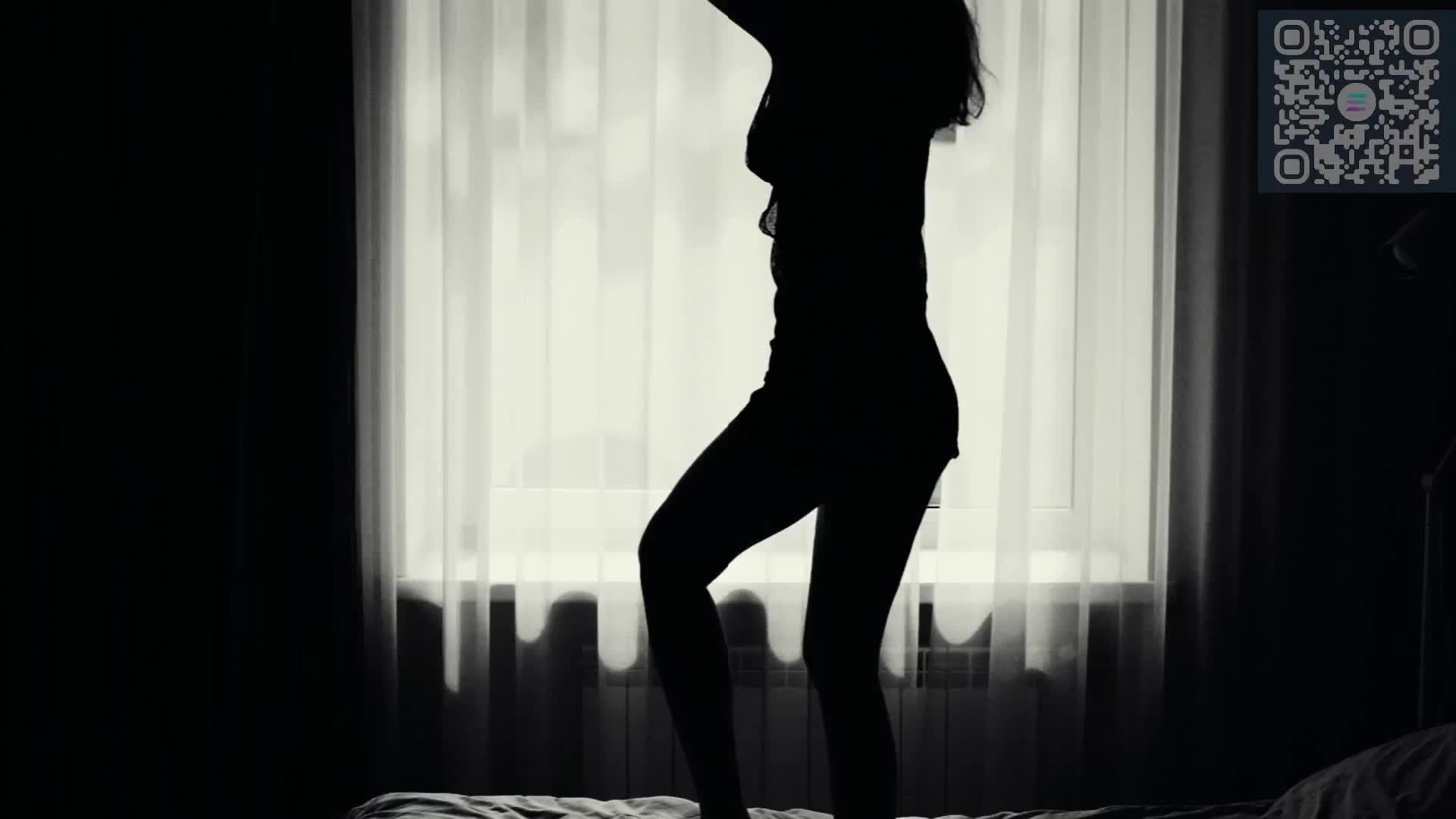 Красивая девушка на кровати. смотреть онлайн