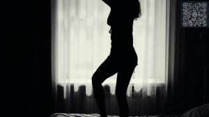 Красивая девушка на кровати.