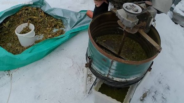 Переработка листа махорки на мотосите.