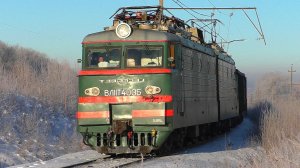 "Рождественский двойник". ВЛ11-403 с грузовым поездом и приветливой бригадой