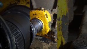 JCB-4: Замена большого ступичного сальника бортовой передачи.