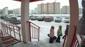 Видео застревание детей, полное видео (вид с домофона Электронный город)