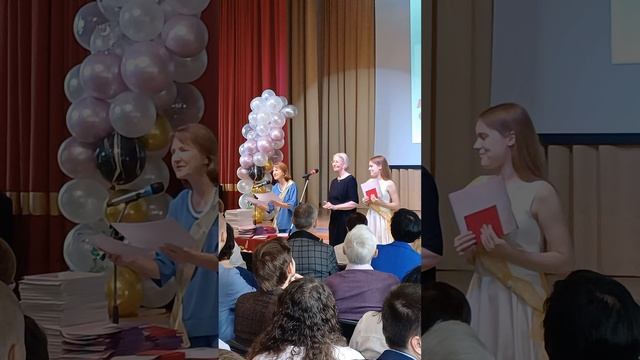 Вручение аттестатов с отличием смотреть онлайн