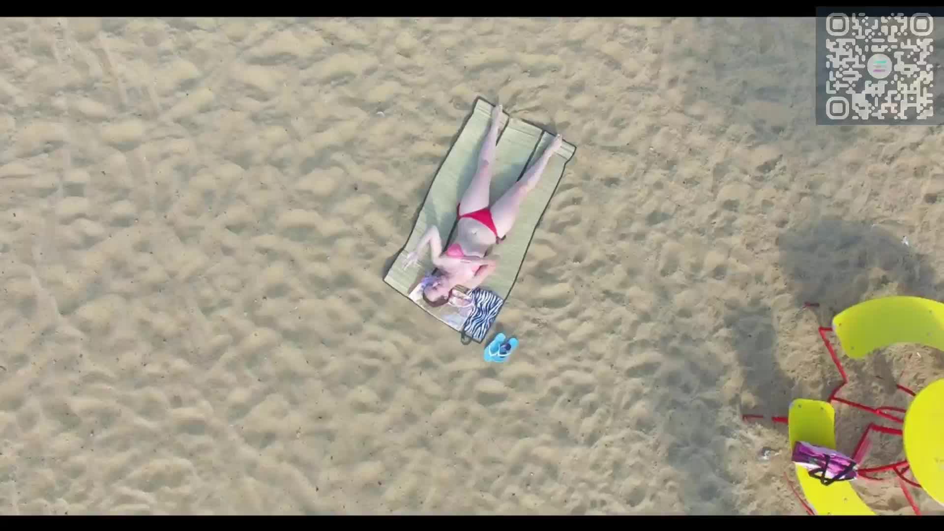 Молодая девушка .Загорает. смотреть онлайн