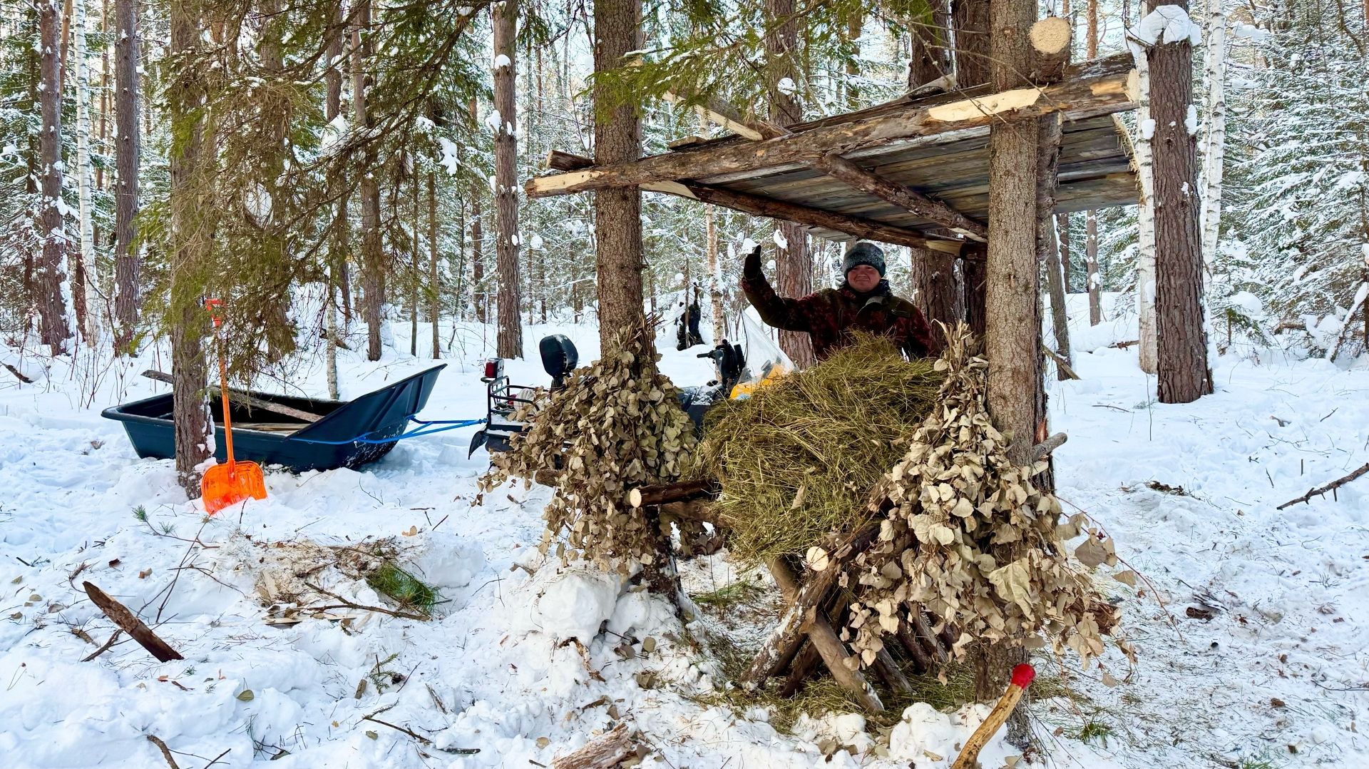 Режем понтон на реке. Везем сено, соль и веники в тайгу. Делаем кормушку косулям. смотреть онлайн