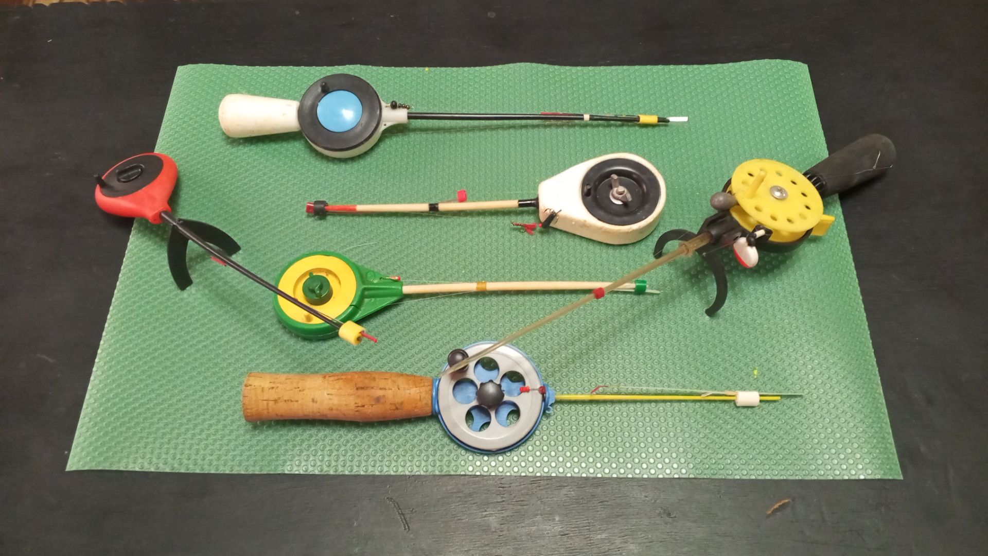 Как оснастить зимнюю удочку для ловли на мормышку. Видео для начинающих рыбаков. смотреть онлайн