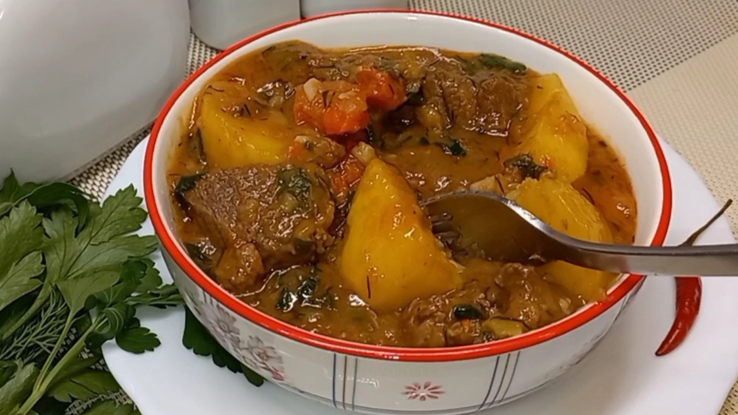 Жаркое по - домашнему Как приготовить жаркое по - домашнему Вкусное блюдо из мяса с картошкой смотреть онлайн
