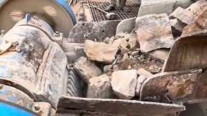 Крупная камнедробилка: Гигант в действии"Крупное дробление камня: мощный процесс