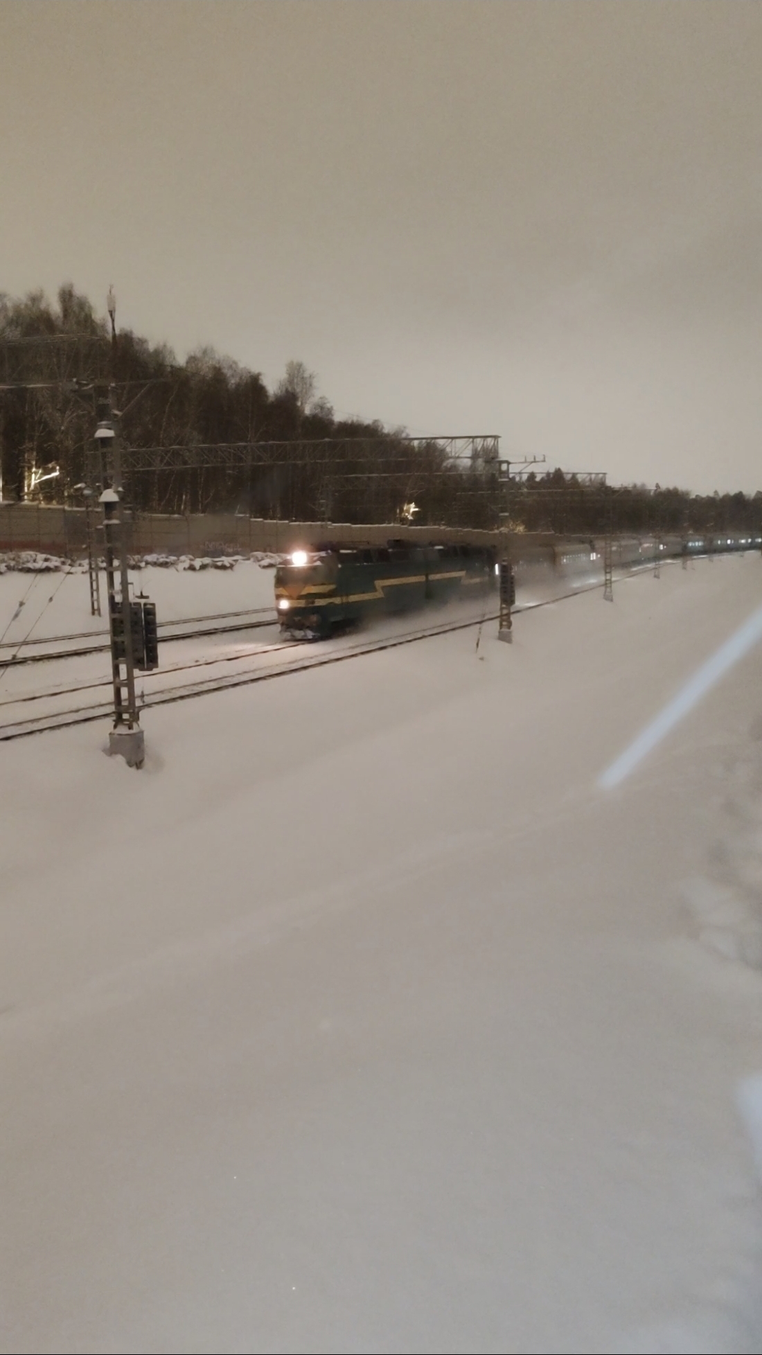 Зелёный, советский в циклон "Фрэнсис"!#электровоз ЧС7-157#с пассажирским поездом#Москва - Адлер