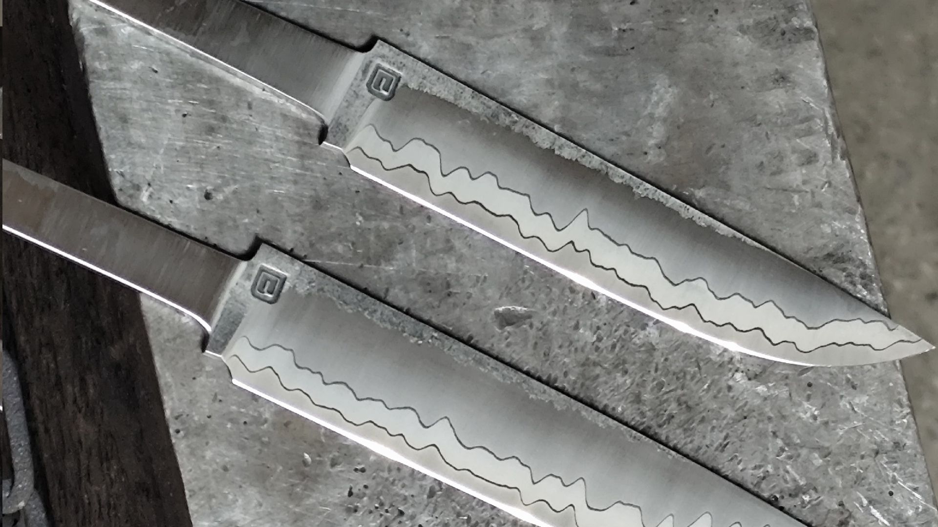 Ковка ножа с ДИ90 в 9 слоев