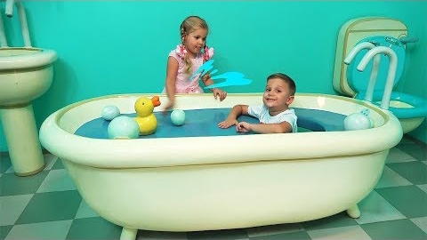 НАСТЯ И РОМА ВЕСЕЛО ПРОВОДЯТ ВРЕМЯ В БАССЕЙНЕ смотреть онлайн