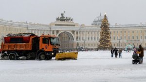 Более тысячи единиц техники расчищают Санкт-Петербург от снега после циклона «Фрэнсис»