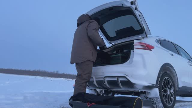 РЫБАЛКА ЗИМОЙ НА РЕКЕ ОБЬ В КОРЯЖНИКЕ. ЩУКА И ОКУНЬ НА БАЛАНСИР. смотреть онлайн