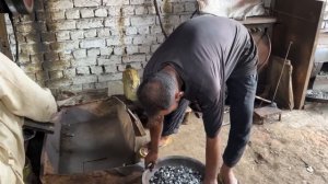 Производство болтов и гаек на оборудовании 19 века. Пакистан