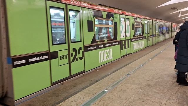 тематический электропоезд 81-740 Русич, поезд пропаганды, отправляется со станции Строгино смотреть онлайн