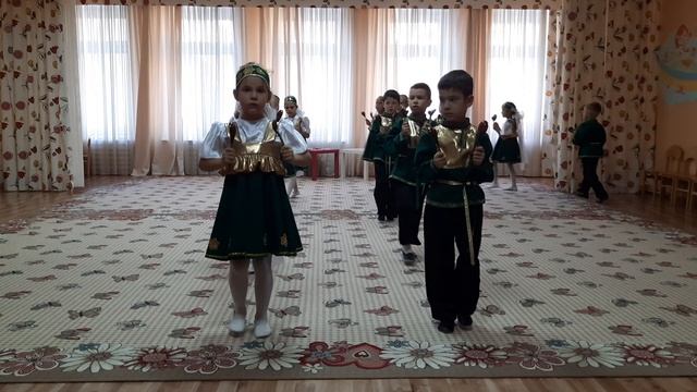 Танец с ложками